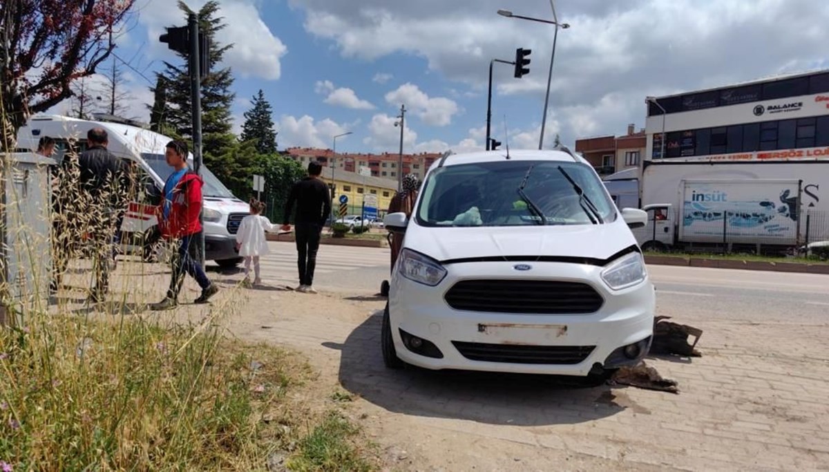 Bursa’da kontrolden çıkan araç kaza yaptı: 2 yaralı