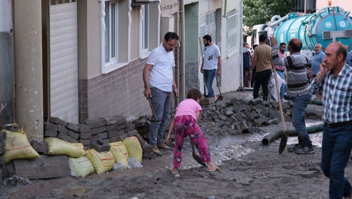 Manisa'da sağanak sokakları göle çevirdi