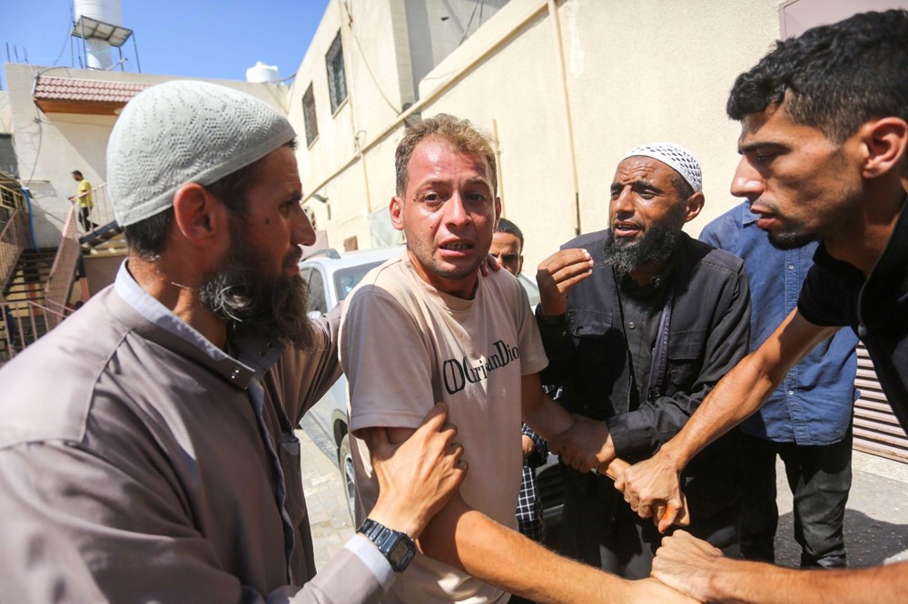 Gazze'de dram bitmiyor! Filistinli baba bebek sevinci yaşarken tüm ailesini kaybetti