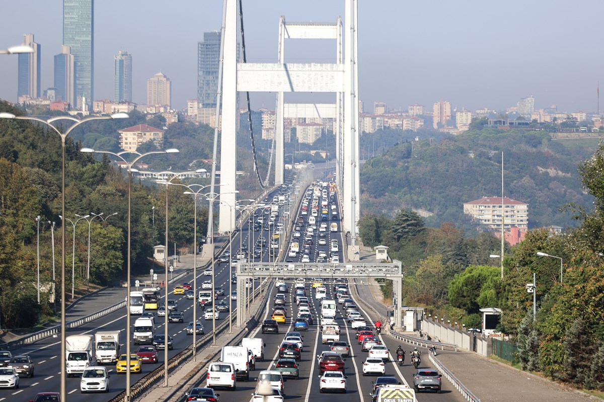 İstanbul Fatih Sultan Mehmet Köprüsü ve çevresinde, haftanın dördüncü iş gününde sabah saatlerinde bazı bölgelerde trafik yoğunluğu oluştu.