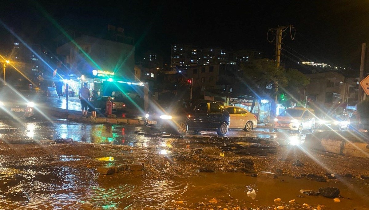 Kahramanmaraş'ta şiddetli yağmur hayatı felç etti: Yol yarıldı