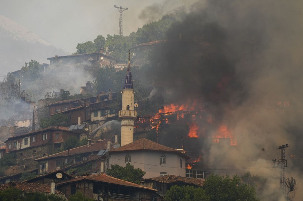 İzmir'de orman yangınları: Çeşme'de otoyol kapandı, Ödemiş'te iki kişi can verdi - 9
