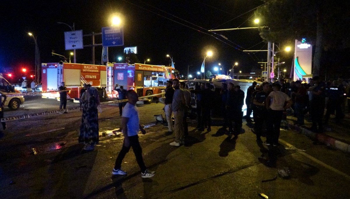Malatya'da otomobil ile çarpışan işçi servisi devrildi: 1 ölü, 13 yaralı Malatya'da otomobil ile çarpışan işçi servisi devrildi: 1 ölü, 13 yaralı