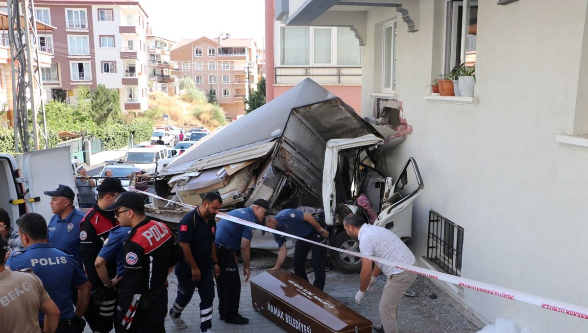 Ankara’da apartman duvarına çarpan kamyonetin sürücüsü öldü