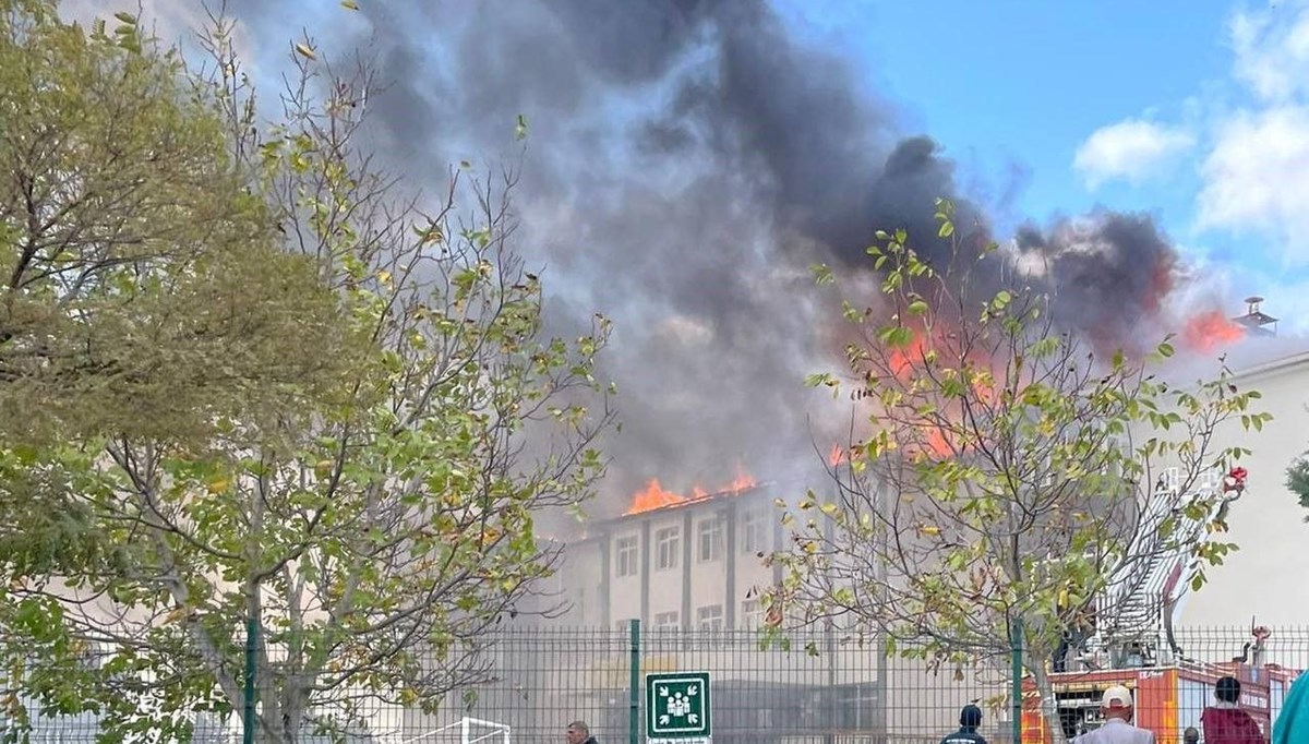 Kırklareli'nde okul çatısında yangın Kırklareli'nde okul çatısında yangın