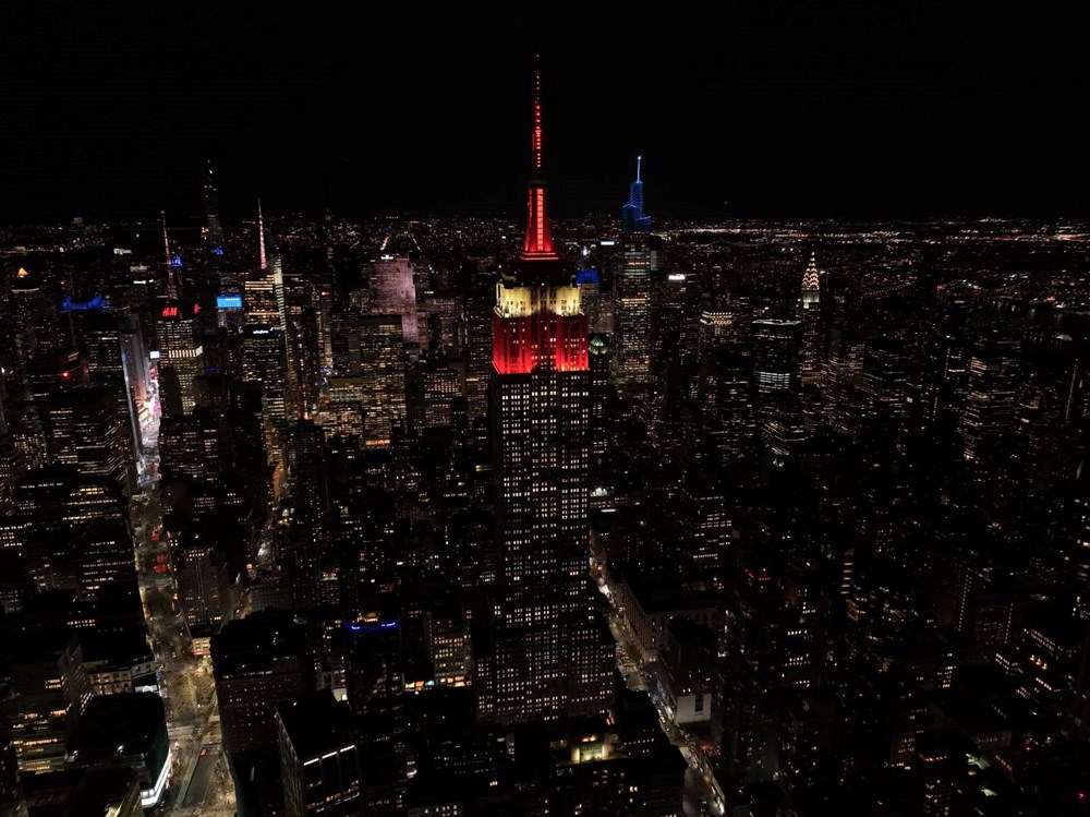Empire State binası depremzedeler için kırmızı beyaz renklerle ışıklandırıldı - 3