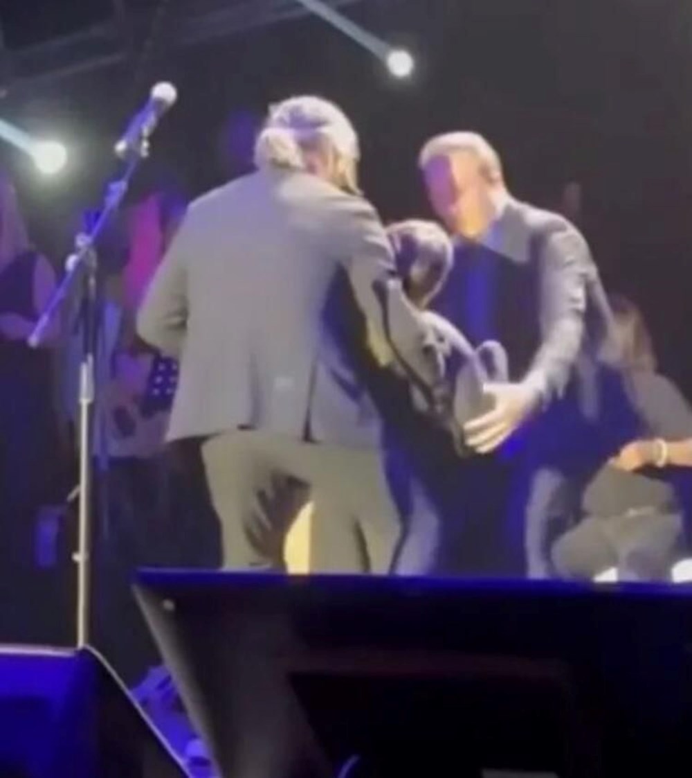 İzel korkuttu: Konserde bir anda yere yığıldı - 4