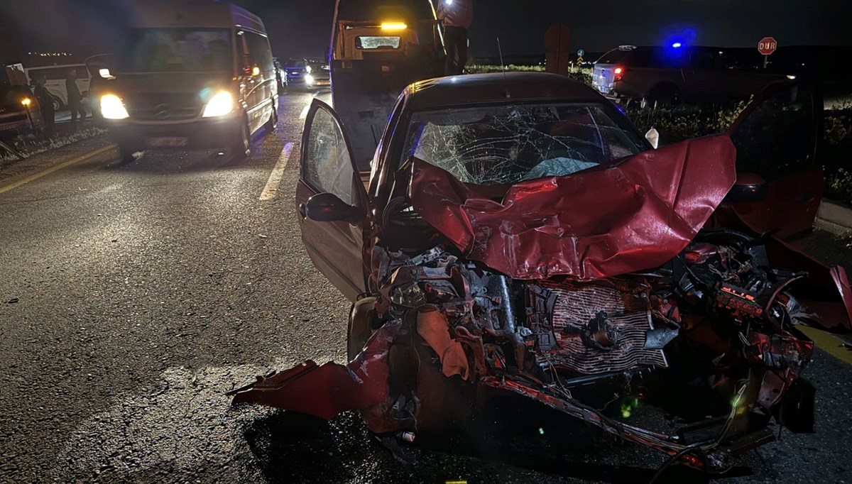 Diyarbakır'da otomobil ile kamyonet çarpıştı: 13 kişi yaralandı Diyarbakır'da otomobil ile kamyonet çarpıştı: 13 kişi yaralandı