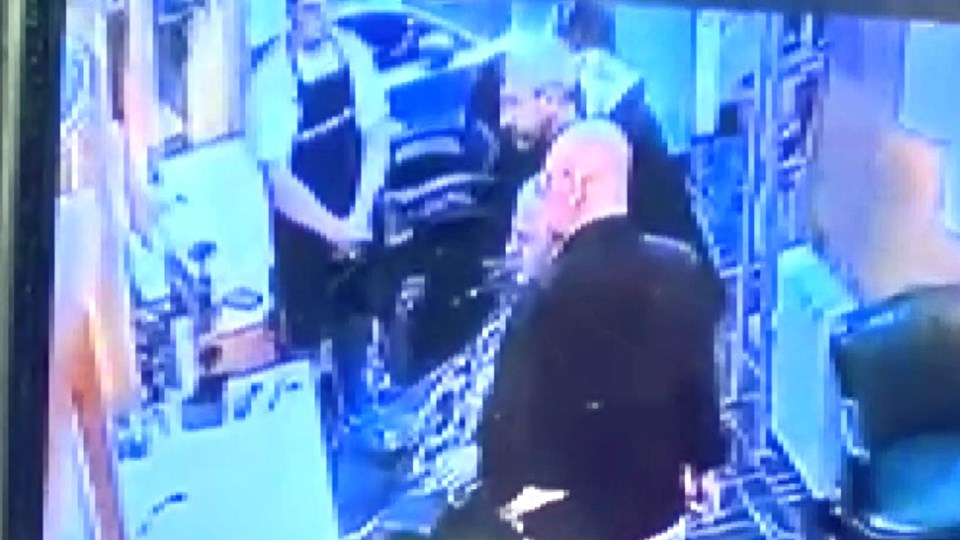 Kardeşini kuaförde ensesinden vurup kaçtı - 1