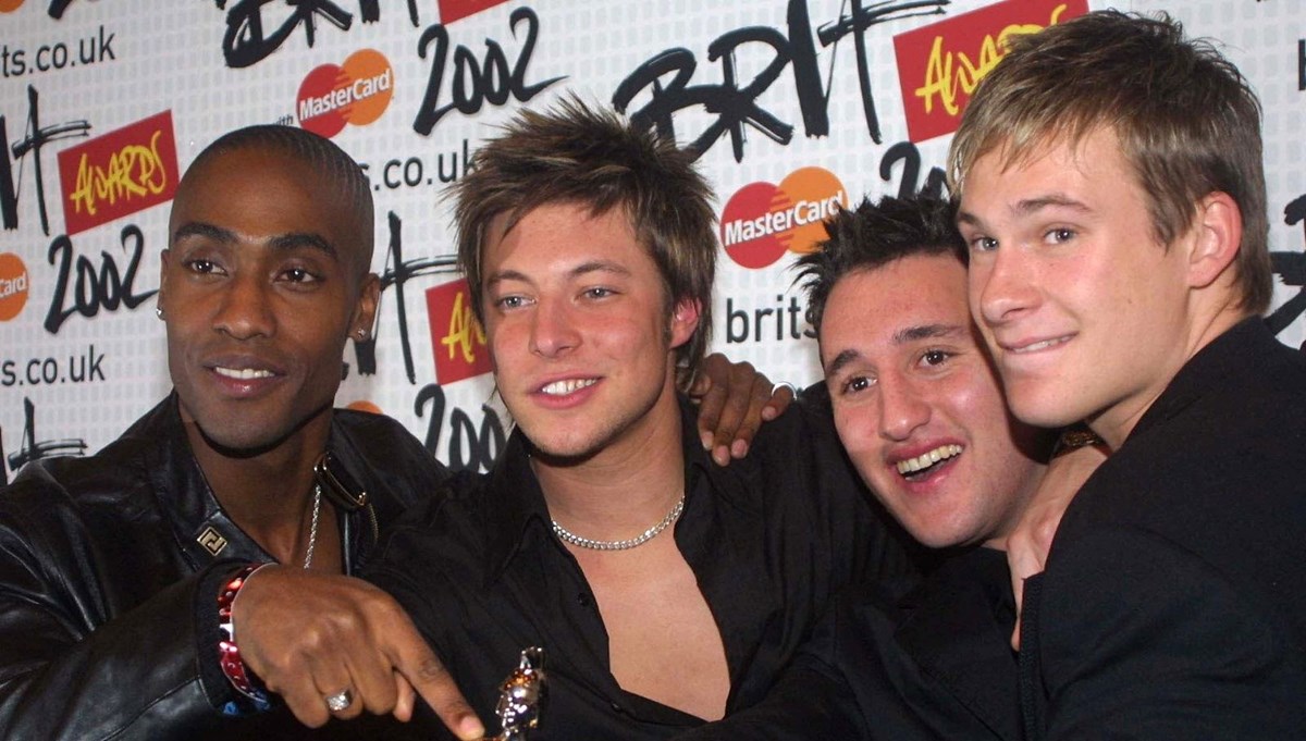 Blue grubunun üyeleri Galata Köprüsü'nde şarkı söyledi