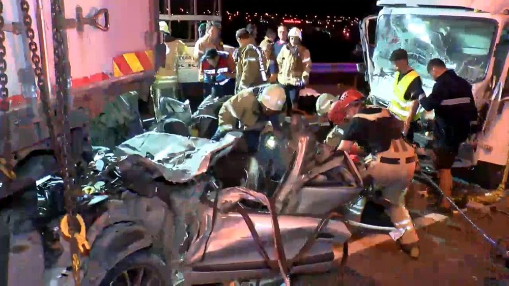 İstanbul TEM Otoyolu'nda feci kaza: 4 çocuk öldü, 4 kişi yaralandı - 3