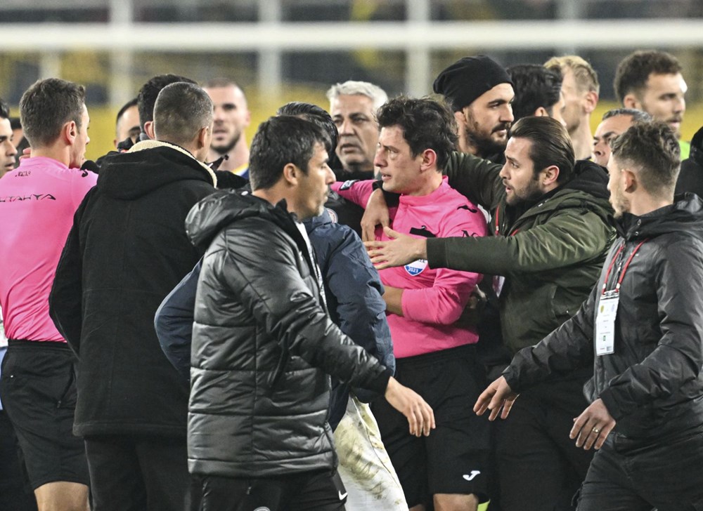 MKE Ankaragücü Kulübü Başkanı Faruk Koca hakem Halil Umut Meler'e yumruk attı - 16