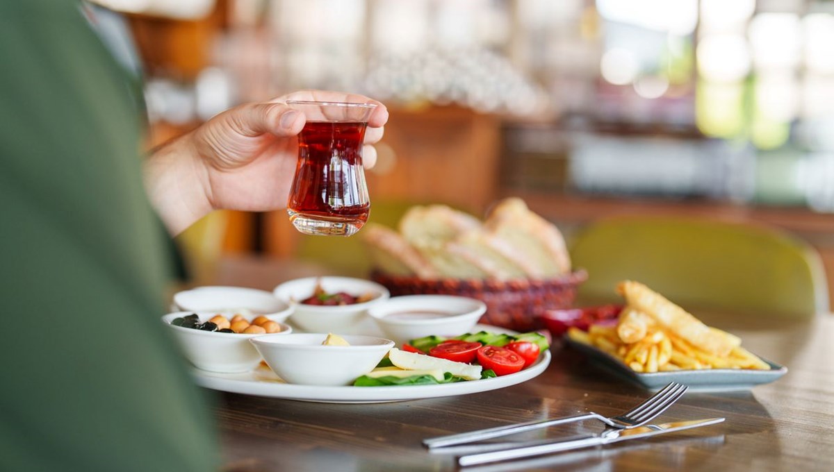 Canan Karatay ''Çayı asla böyle içmeyin'' diyerek uyardı: Vücuda zararları saymakla bitmiyor