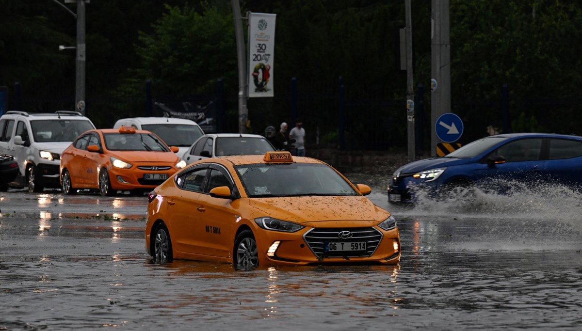 Ankara'da dolu ve fırtına etkili oldu Ankara'da dolu ve fırtına etkili oldu