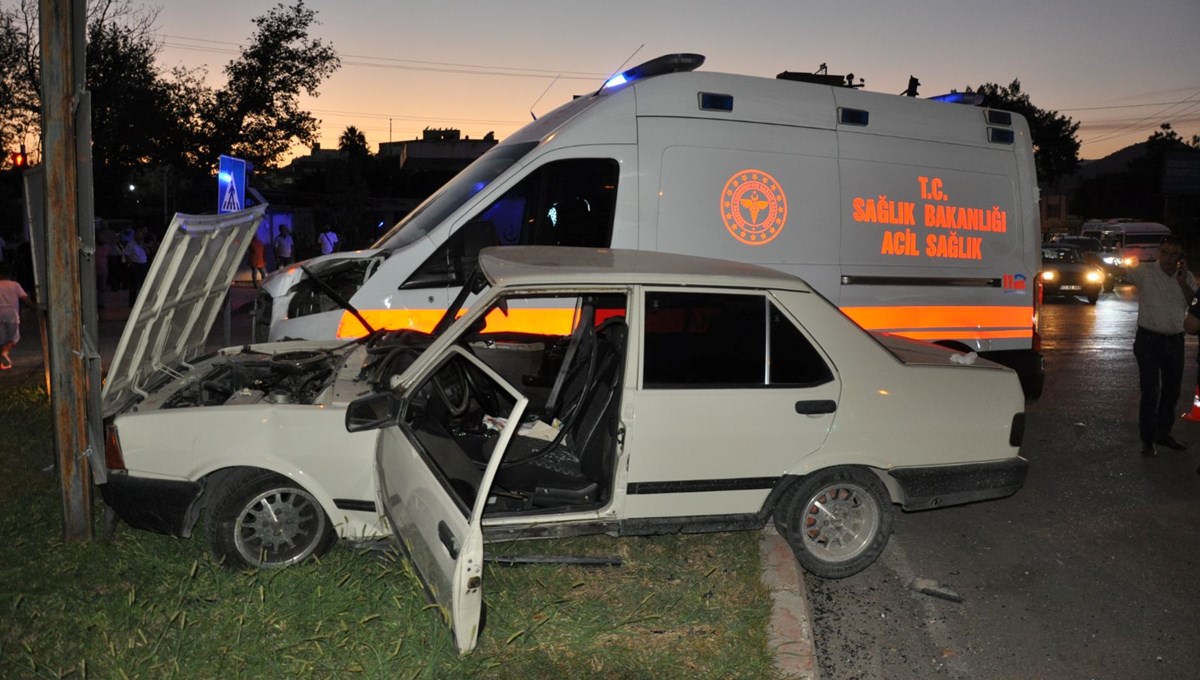 Mersin'de ambulans ve otomobil çarpıştı: 4 yaralı