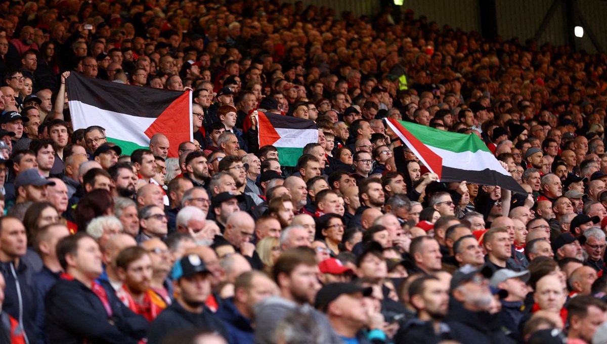 Liverpool taraftarından Filistin bayrağı ve pankartı: Gazze'yi koruyun Liverpool taraftarından Filistin bayrağı ve pankartı: Gazze'yi koruyun