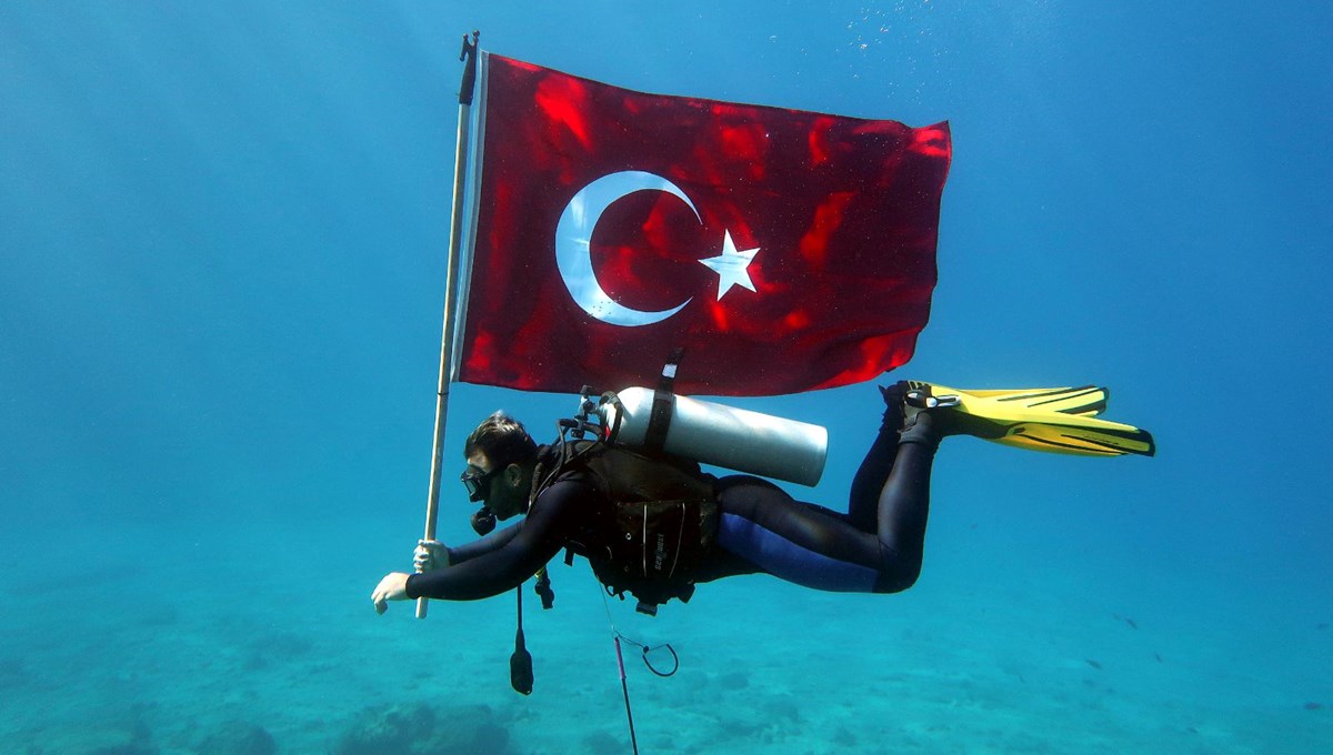 29 Ekim'i su altında bayrak açarak kutladılar 29 Ekim'i su altında bayrak açarak kutladılar