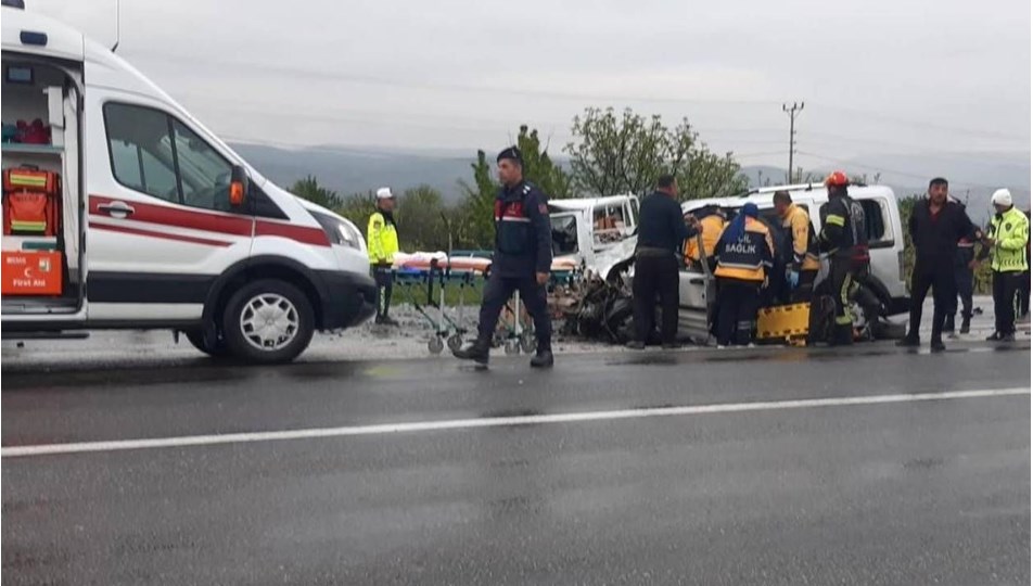 Denizli'de feci kaza: İki araç kafa kafaya çarpıştı