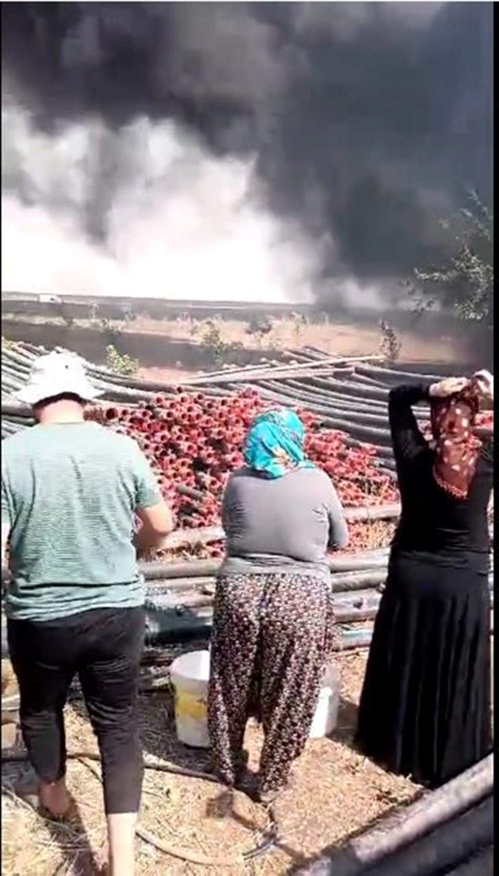 Mardin'de şaşkına çeviren görüntü! Ağzında sigarayla yangın söndürdü - 7