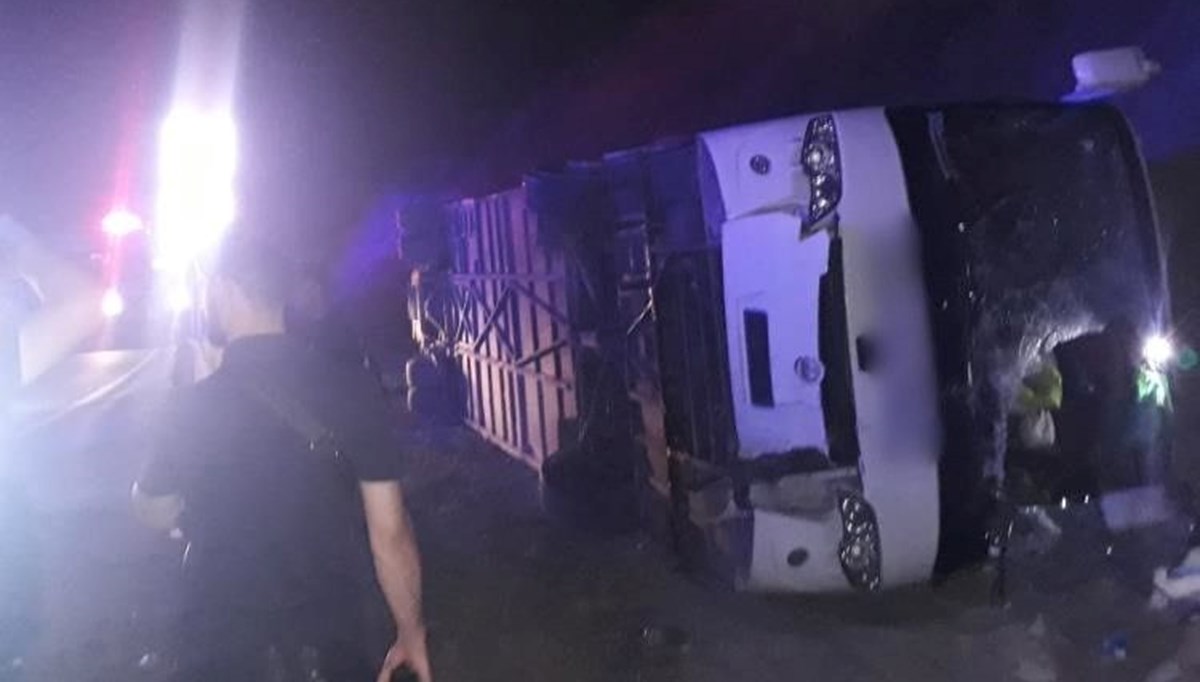 Isparta-Antalya karayolunda yolcu otobüsü devrildi: 13 yaralı