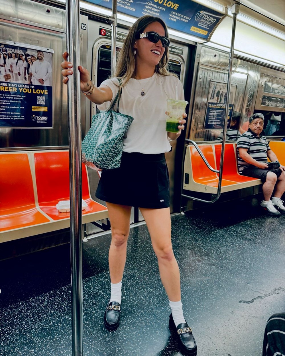 Safiye Soyman metroya bindi: Ben sizden biriyim (Toplu taşıma kullanan ünlüler) 85