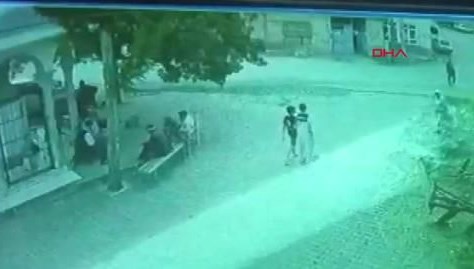 Köy meydanında karşılaştığı yeğenini vurdu!