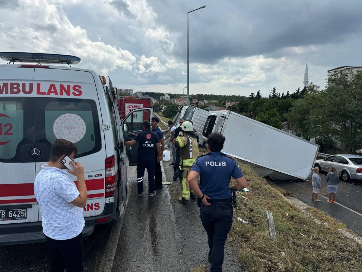 Megakentte yaz sağanakları: Kayganlaşan yolda kamyon devrildi