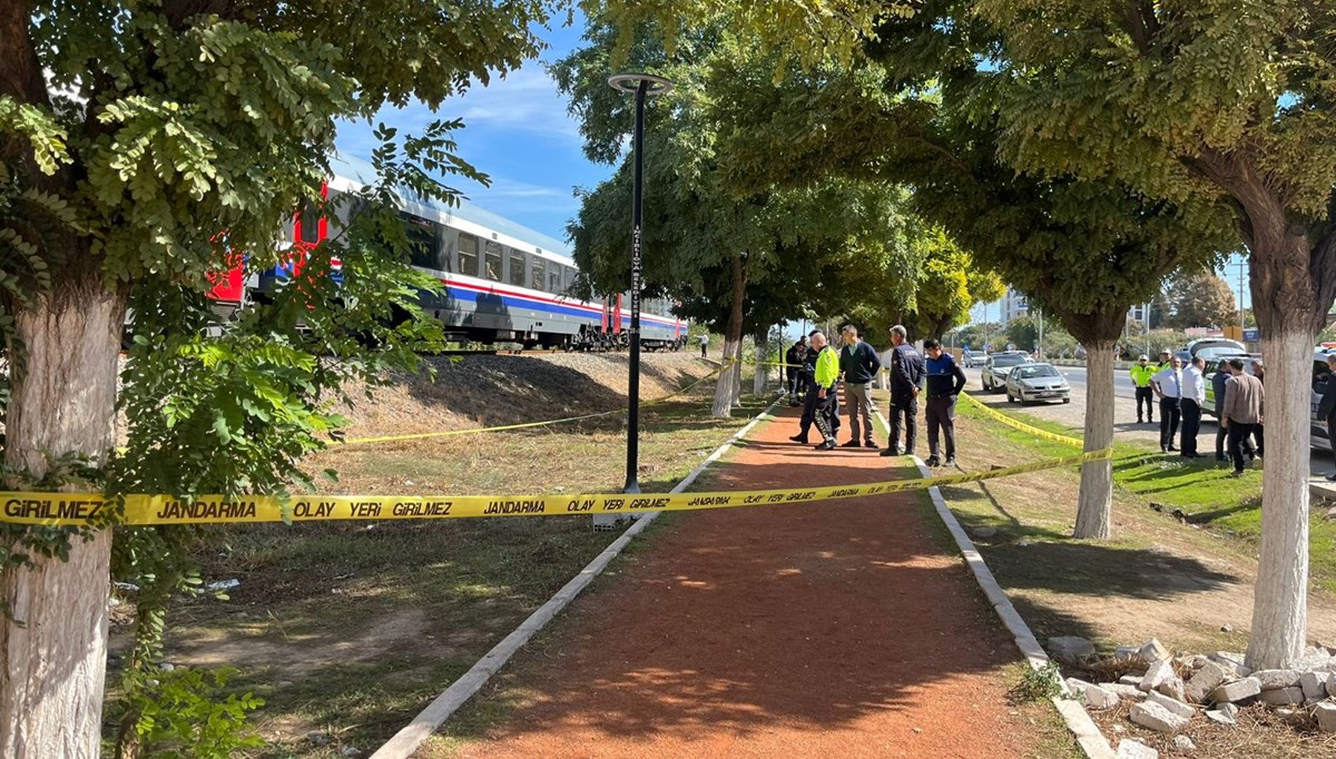 Torununu kurtarmak istedi, tren çarptı Torununu kurtarmak istedi, tren çarptı