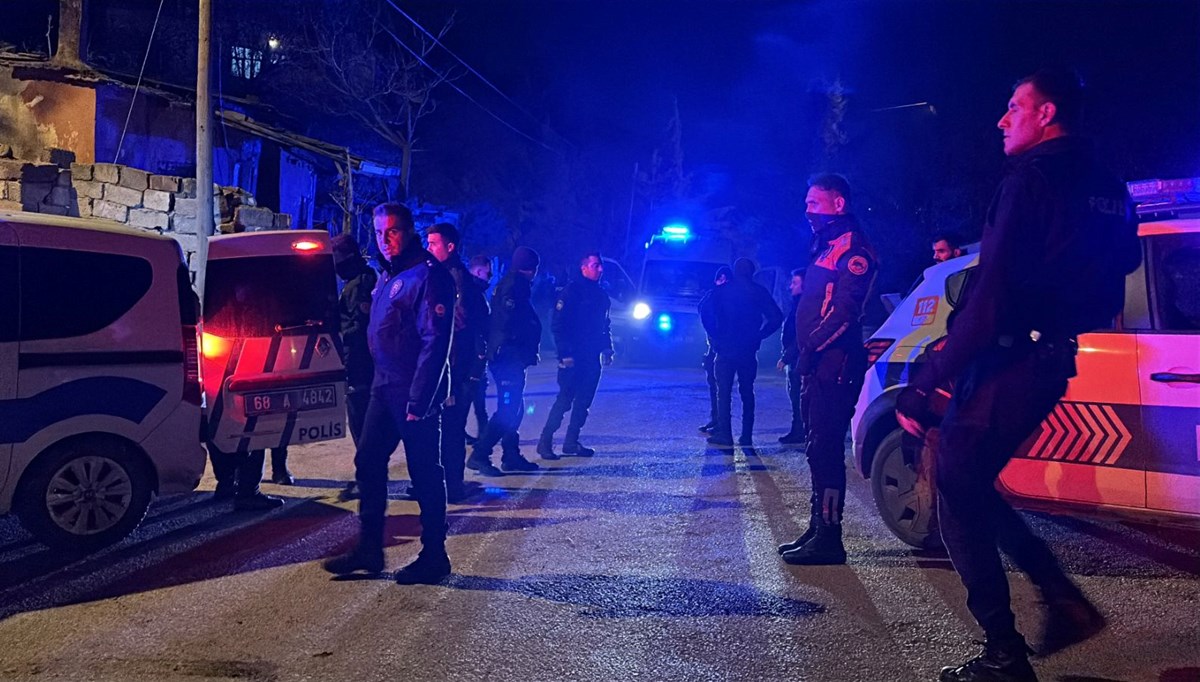 Akrabaların alacak verecek kavgası kanlı bitti: Beş yaralı Akrabaların alacak verecek kavgası kanlı bitti: Beş yaralı