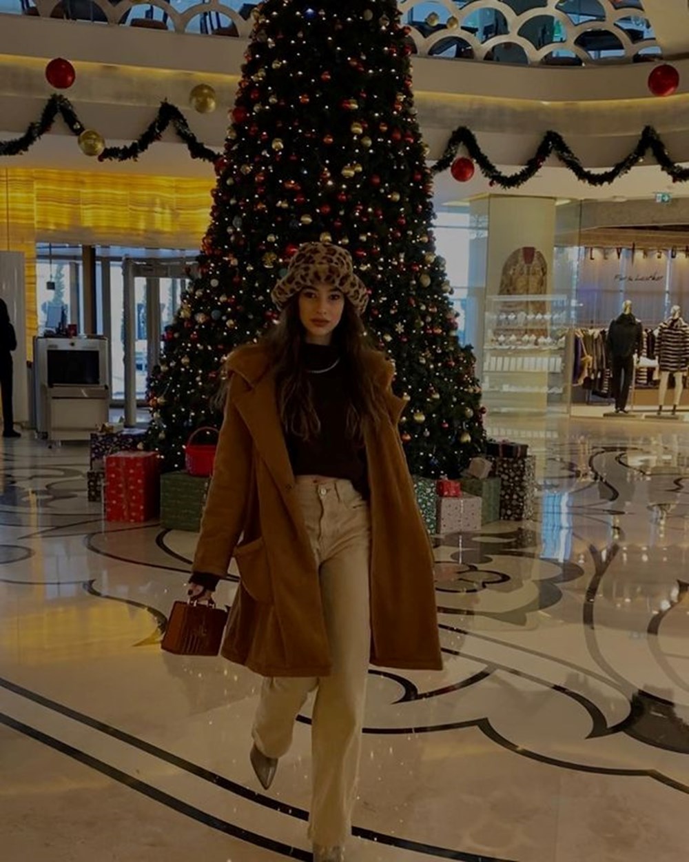 هكذا احتفل مشاهير تركيا بالكريسماس (صور) 4 أسهم رأس السنة الجديدة من أسماء مشهورة - 4