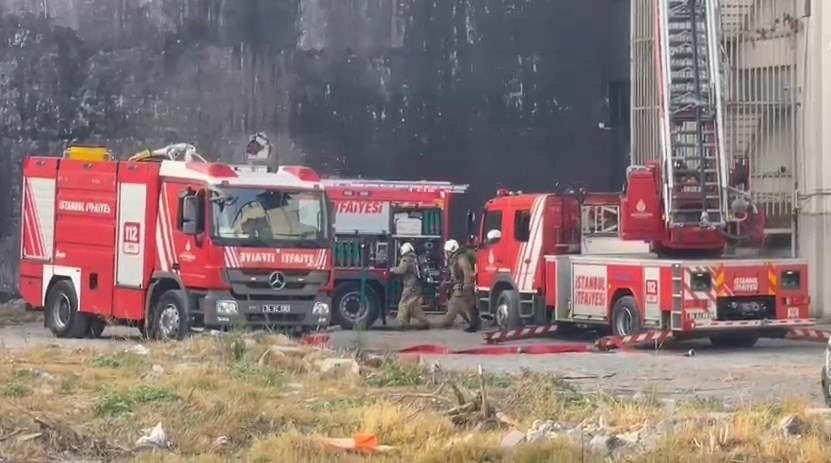 İhbar üzerine olay yerine çok sayıda itfaiye, sağlık ve polis ekibi sevk edildi.