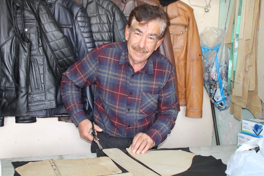 66 Yaşındaki Sanatkarın Ellerinde Ham Deri Sanata Dönüşüyor: Meslek Aşkıyla Yaratılan Eserler 76 L3BCNHhDUUuaLRbY1gDw Q