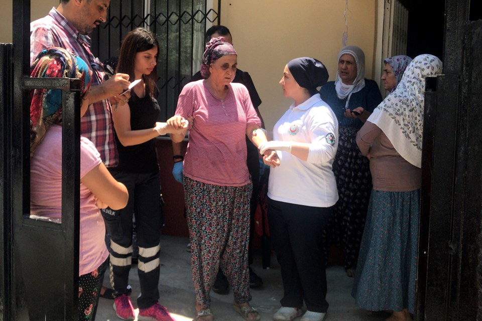 Mersin'de bir evin tavanı çöktü: Anne ile oğlu yaralandı - 2