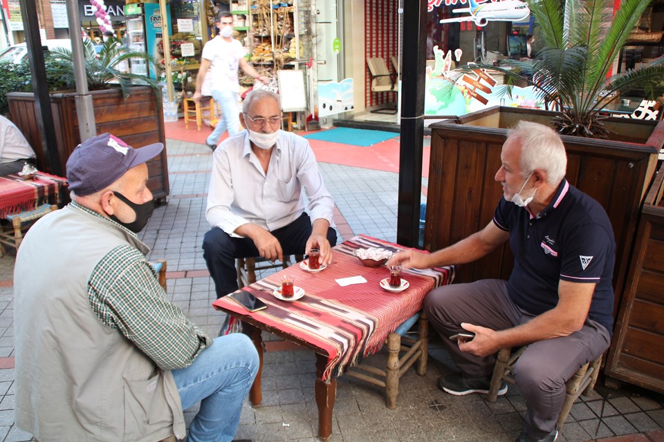 Validen uyarı: Masa tabure sohbetlerinde virüs yayılıyor - 2