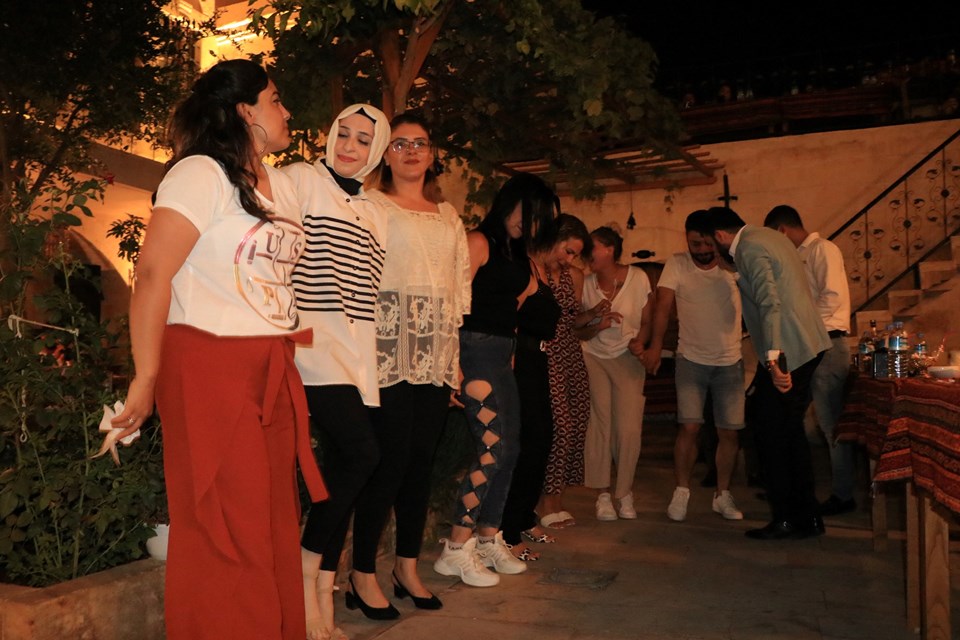 Şanlıurfa'ya gelen turistler, sıra gecelerinde eğleniyor - 2