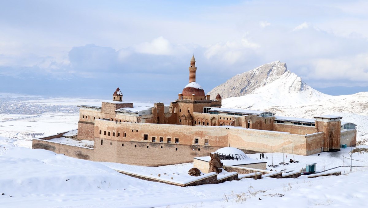 Tarihi İshak Paşa Sarayı karla kaplandı Tarihi İshak Paşa Sarayı karla kaplandı