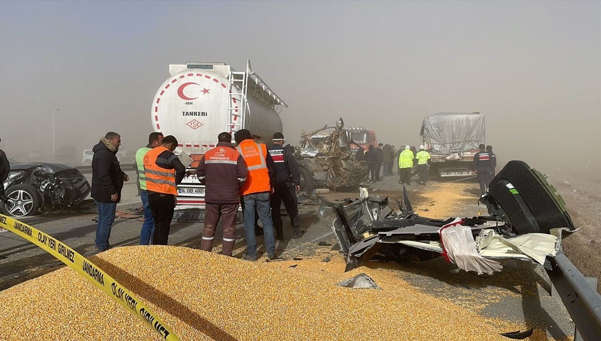 Konya'da kum fırtınası: Çok sayıda araç birbirine girdi