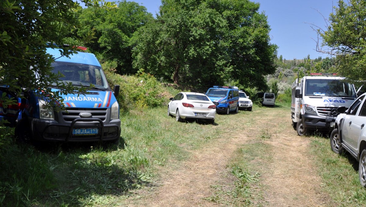 Sivas'ta arazide ceset bulundu Sivas'ta arazide ceset bulundu