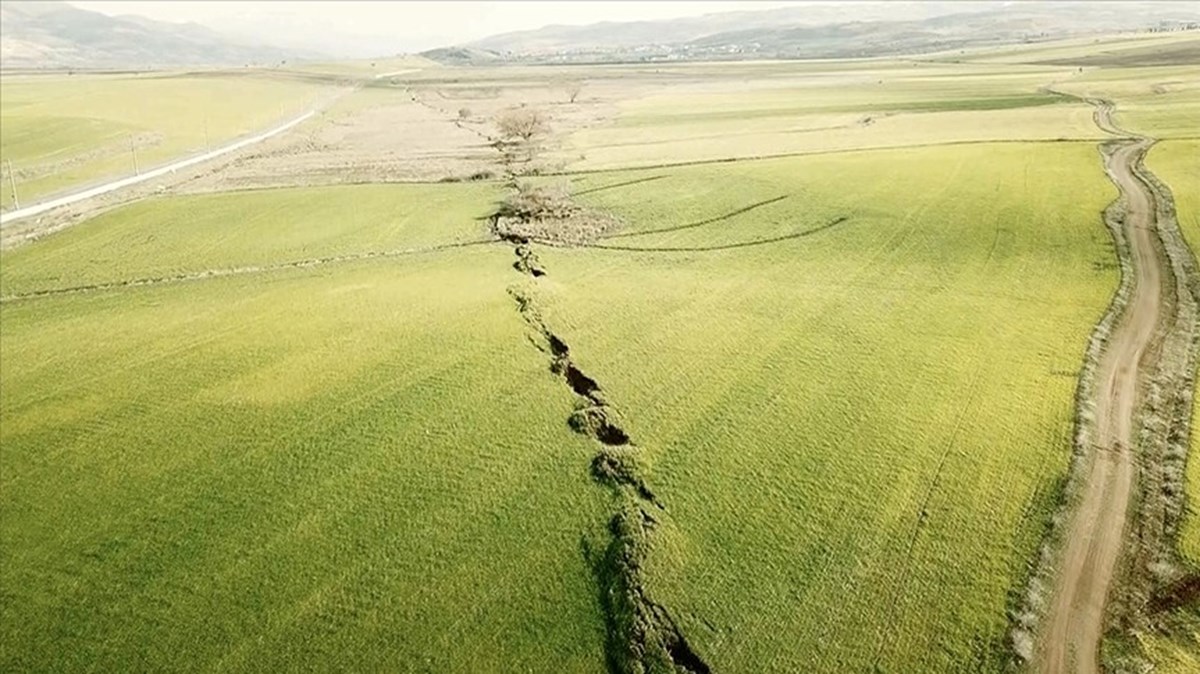 6 Şubat 2023’teki Kahramanmaraş merkezli deprem felaketinde fay kırığı havadan görüntülenmişti. 6 Şubat 2023’teki Kahramanmaraş merkezli deprem felaketinde fay kırığı havadan görüntülenmişti.
