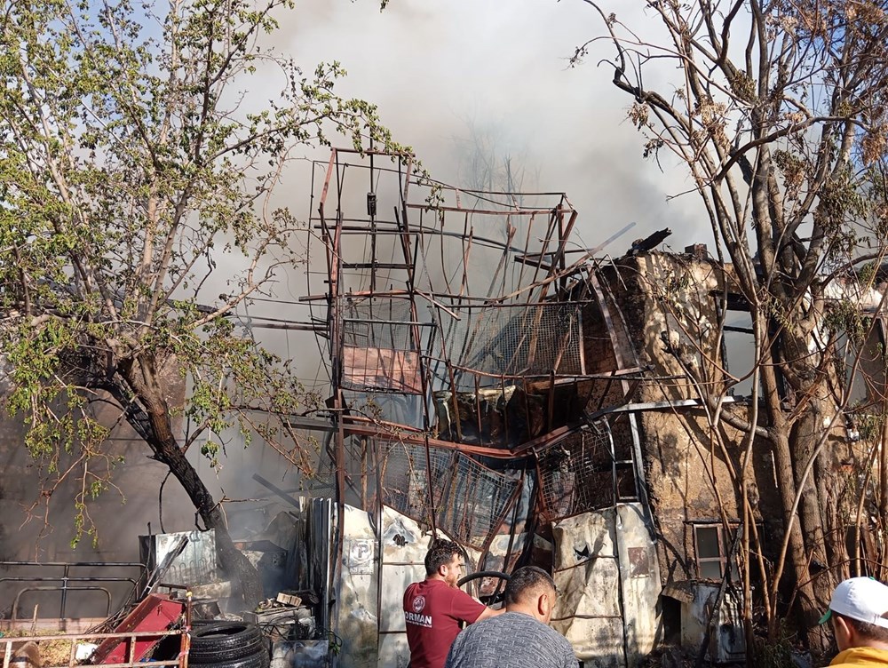 Burdur'da depo yangını: Alevler evlere sıçradı - 4