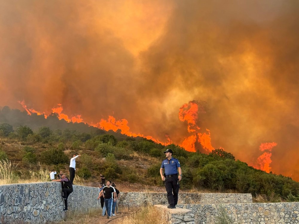 İzmir Çeşme'de orman yangını: Üç mahalle tahliye edildi, karayolu kapatıldı - 15