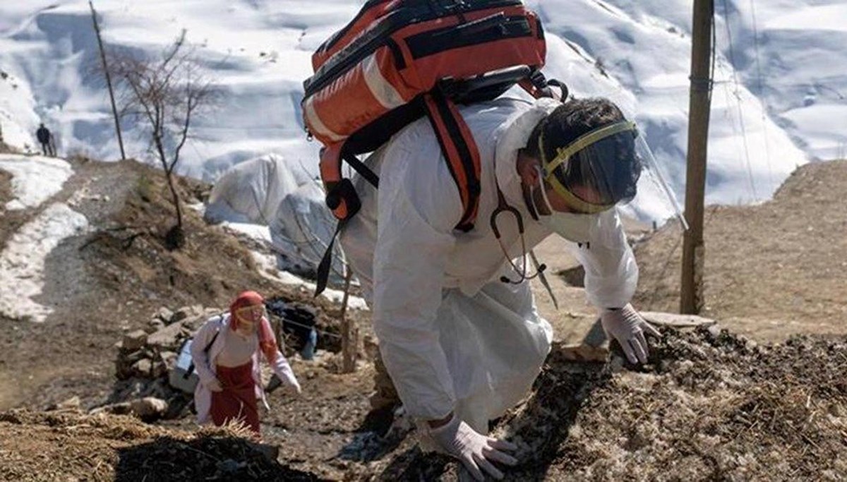 Dr. Akay Kaya ve hemşire Yıldız Ayten AFP'nin seçtiği yılın fotoğrafının hikayesini anlattılar