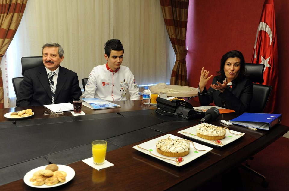 Bakan odasında pizza hamuru açtı Magazin Haberleri NTV