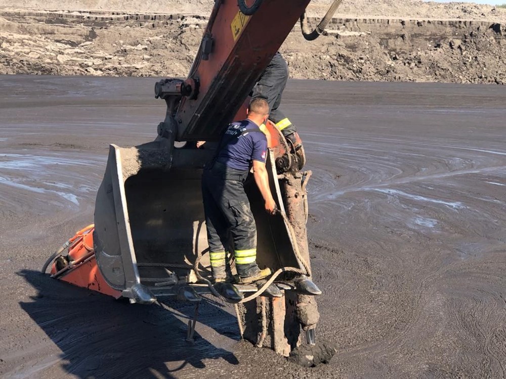 İş makinesi operatörü çamur altında kaldı - 8