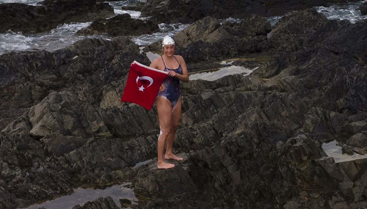 Aysu Türkoğlu, Kuzey Kanalı'nı yüzerek geçen en genç Türk sporcu oldu