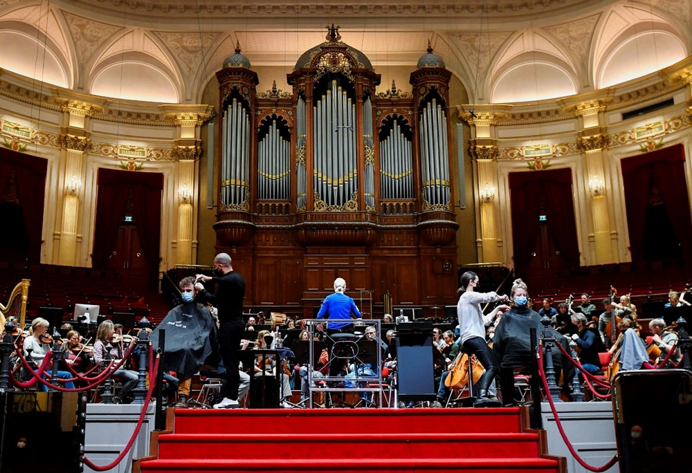 Covid önlemleri tepkisi: Hollanda’da tiyatro ve konser salonları güzellik salonu oldu - 3