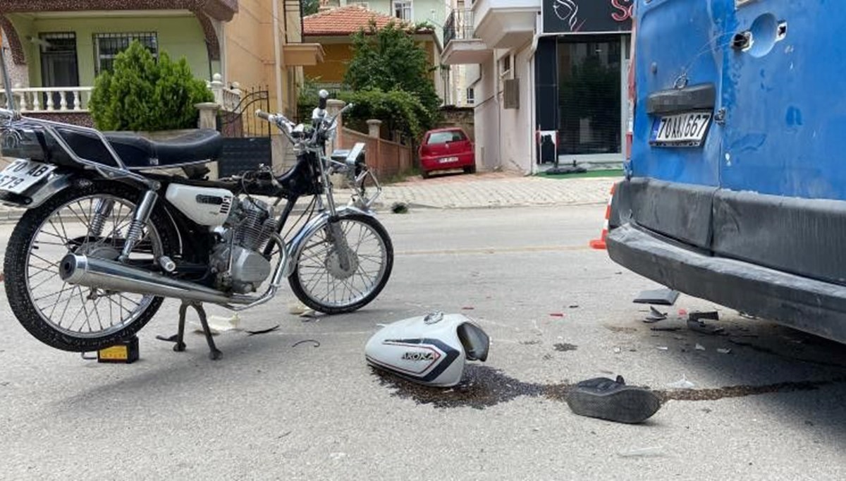 Karaman'da 2 araca çarpan motosiklet sürücüsü ağır yaralandı Karaman'da 2 araca çarpan motosiklet sürücüsü ağır yaralandı