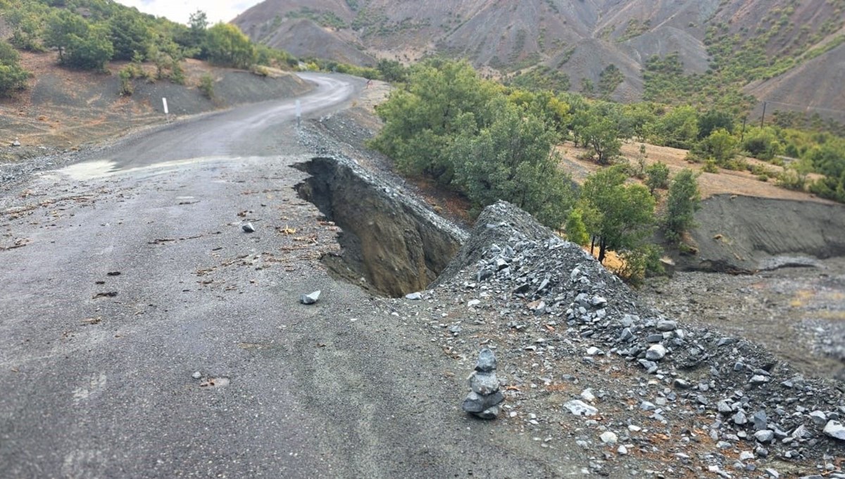Elazığ’da köy yolunda çökme meydana geldi Elazığ’da köy yolunda çökme meydana geldi