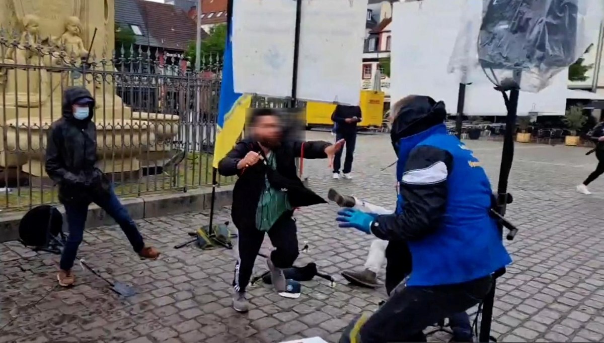 Alman polisi sağcıların eylemine saldıran adamı vurdu