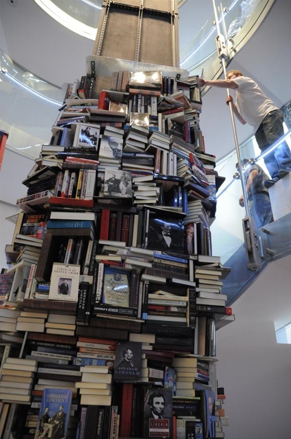 Книжная башня. Книжные инсталляции. Инсталляция из книг. Сооружения из книг. Башня из книг.